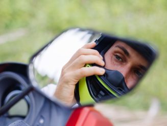 aan de telefoon na ongeval met een scooter