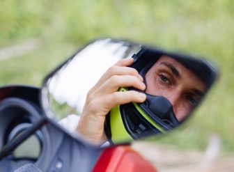 aan de telefoon na ongeval met een scooter